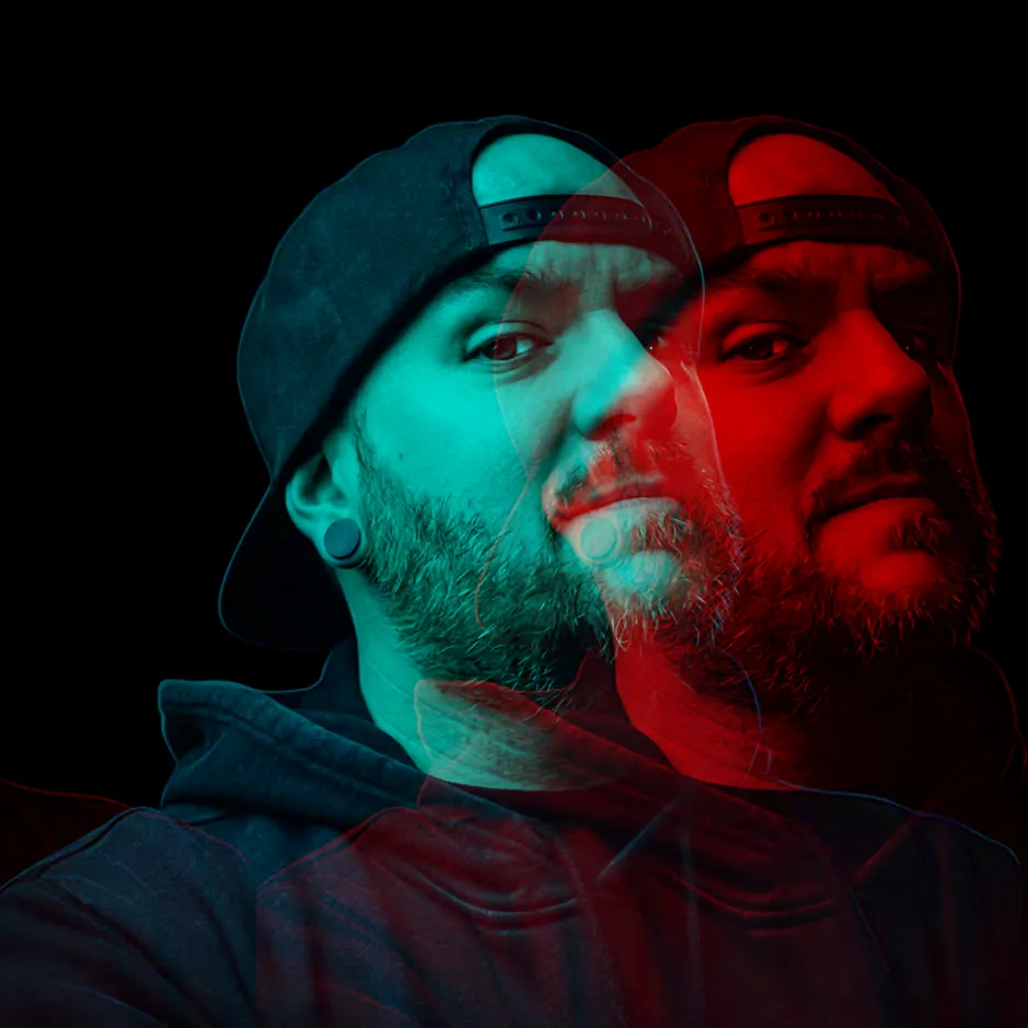 Portrait glitch de Guillaume D., double exposition cyan et rouge